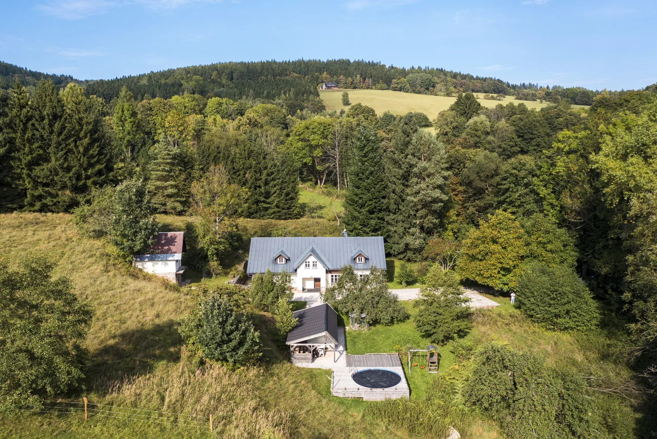 Everpinemountainlodge met tuin en omgeving